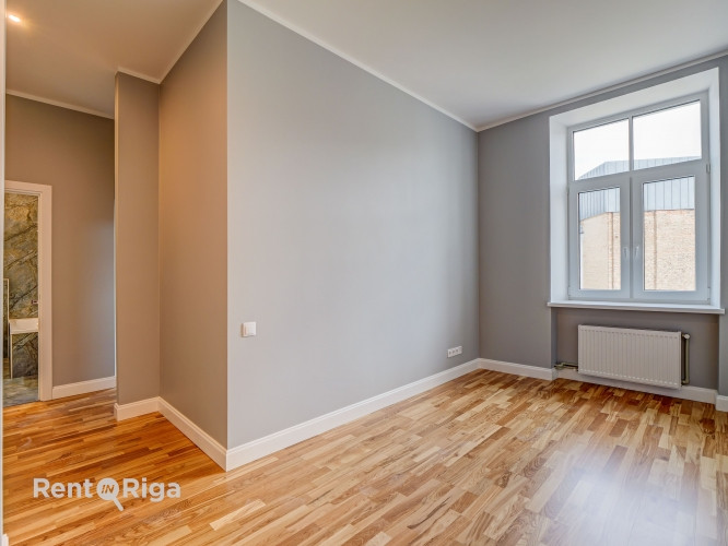 Iegādei pieejams trīs istabu dzīvoklis renovēta ēka pašā Rīgas centrā.  Šī ir lieliska Rīga - foto 20