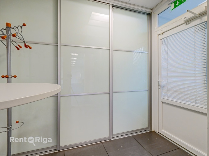 Просторное, светлое офисное помещение площадью 77.3 м2. Здание расположено в 2 Рига - изображение 16