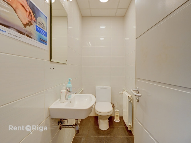 Tiek iznomātas kvalitatīvas biroja telpas ar kopīgo platību 755,10 kvadrātmetri, pilsētas Rīga - foto 17