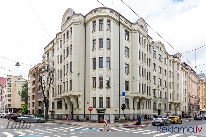 Pārdod elegantu 5-istabu dzīvokli fasādes mājā Rīgas centrā. Rekonstruētā ēka ir celta Rīga - foto 1